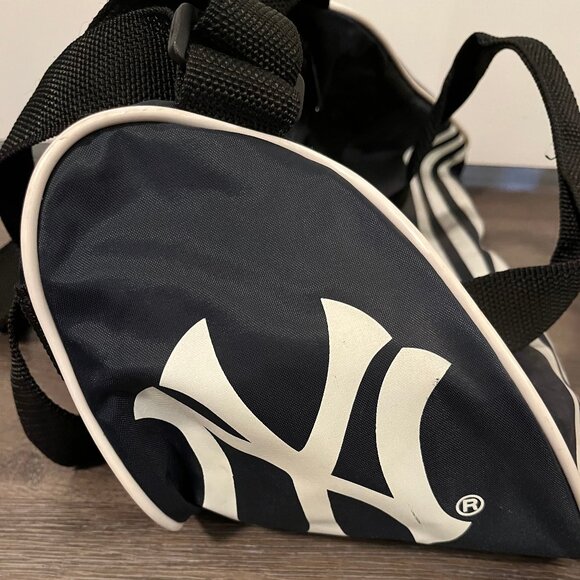 Vintage Adidas New York Yankees Duffle Gym Bag Small Adidas Yankees Logo MLB - Picture 4 of 4